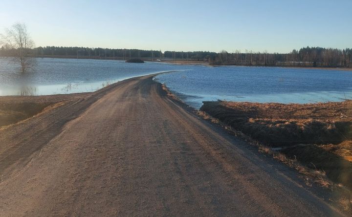 I Jalasjärvi har flödesvattnet flutit ut på Kannontie på morgonnatten 11.4.2024.