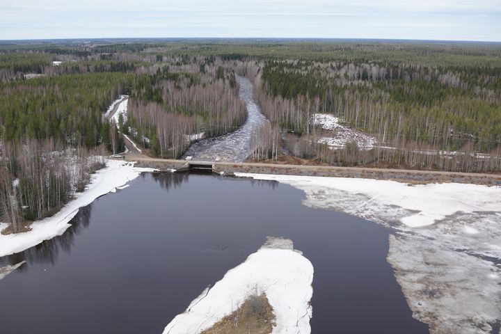 Regleringsdammen vid Säksforsen i Nedervetil, Kronoby 13.4.2024.