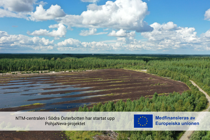 Sommarluftfoto av ett tidigare torvproduktionsområde som delvis har blivit vattenfyllt. I nedre kanten av bilden finns EU-flaggan och texten Medfinansieras av Europeiska unionen.