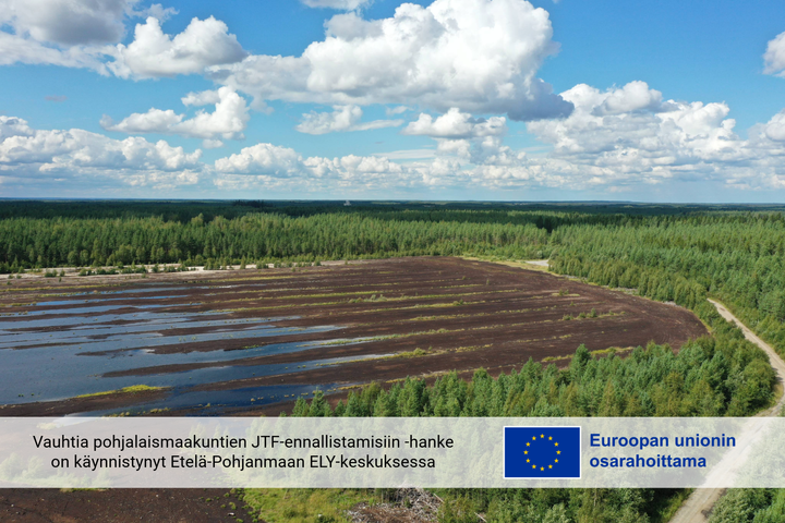 Kesäinen ilmakuva entisestä turvetuotantoalueesta, joka on vettynyt osittain. Kuvan alareunassa on EU-lippu ja teksti Euroopan unionin osarahoittama.