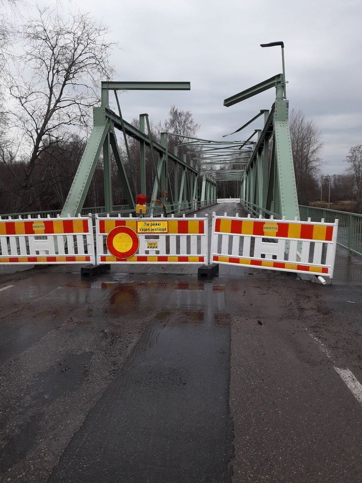 Sillan ylätukirakenteet menneet rikki ja tie sillalle katkaistu