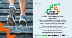 Ihminen kiipeämässä kuntoportaita. Jalat ja kengänpohjat näkyvät alhaalta kuvattuna.