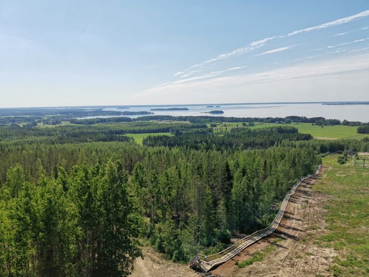 Ilmakuva kuntoportaista. Taustalla järvimaisema ja metsää.