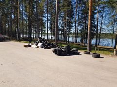 Renkaita Saarijärvellä levähdyspaikalla toukokuussa 2024