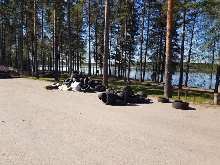 Renkaita jätetty levähdysalueelle toukokuussa 2024