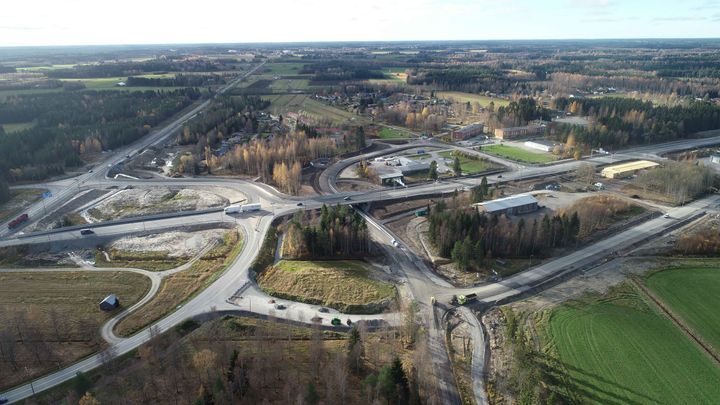 Ilmakuva Edesvön eritasoliittymästä kevätaikaan
