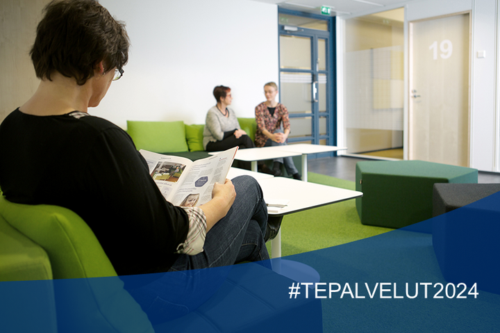 Henkilö lukee lehteä odotustilassa. Kuvassa lukee: "#TEPALVELUT2024".