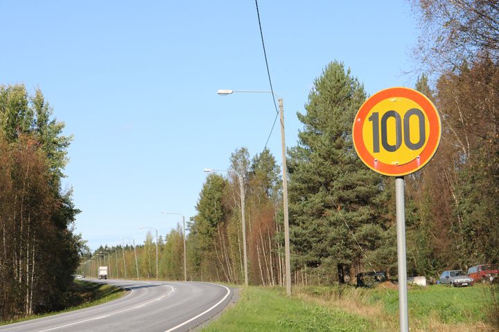 Kuva maantiestä, jonka varrella on nopeusrajoitusmerkki, jossa lukee 100.