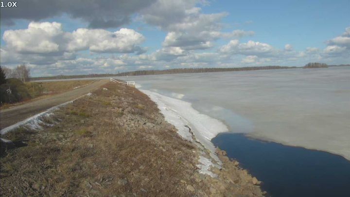 Kuvituskuva. Perhonjoella Venetjoen tekojärven ohut jääpeite on alkanut sulaa.