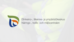 Logo ja teksti "Elinkeino-, liikenne- ja ympäristökeskus" sinistä, vihreää ja oranssia sisältävässä kuvassa. Taustalla epätarkka kuva henkilöstä, jolla on huomiovaate.