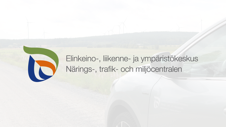 Tiedotteen kuvituskuva. Taustalla haalealla kuva ELYn virka-autosta. Kuvan päällä ELYn logo.