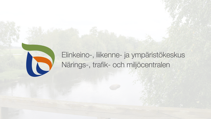 Logo Elinkeino-, liikenne- ja ympäristökeskuksesta joen taustalla.