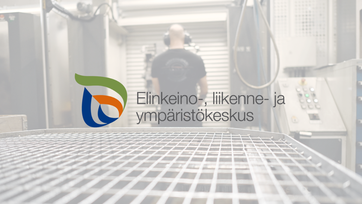 Elinkeino-, liikenne- ja ympäristökeskus logo. Taustalla kuvituskuva teollisuusalan työstä. Kuvaa muutettu läpinäkyvämmäksi.