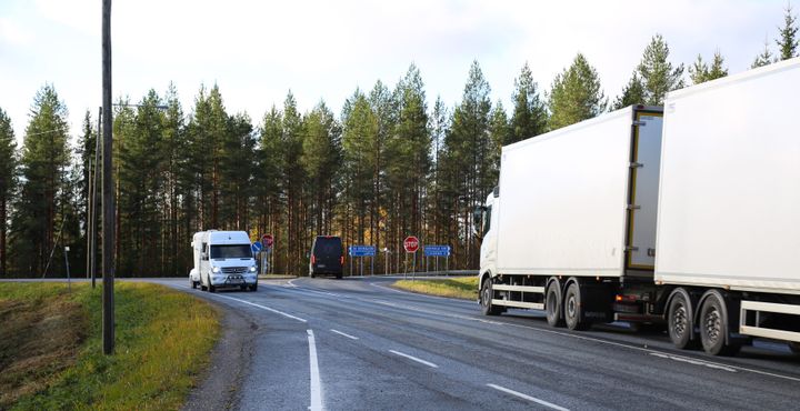 rekka ajamassa maantiellä, taustalla metsä.