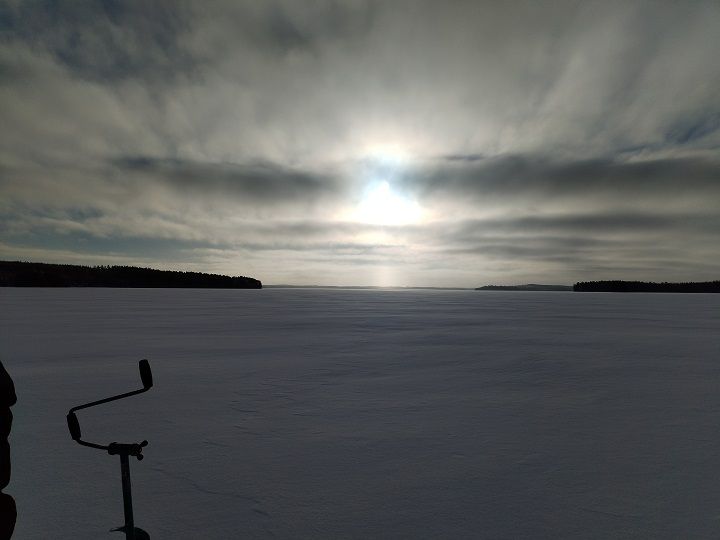 Lumeen peittynyt järven jää.