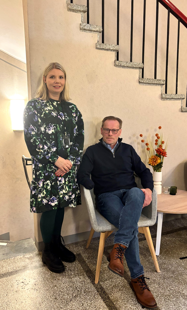 Joensuun%20ty%F6llisyysalueen%20ty%F6llisyysaluejohtaja%20Riikka%20Vartiainen%20ja%20ELY-keskuksen%20rahoitusasiantuntija%20Kimmo%20Kettunen.