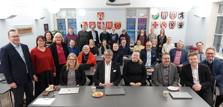 Pohjois-Karjalan maakunnan yhteistyöryhmän jäsenet 11.12.2025 kokouksessa yhteiskuvassa.