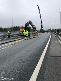 Työskentelijöitä siltatyömaalla.