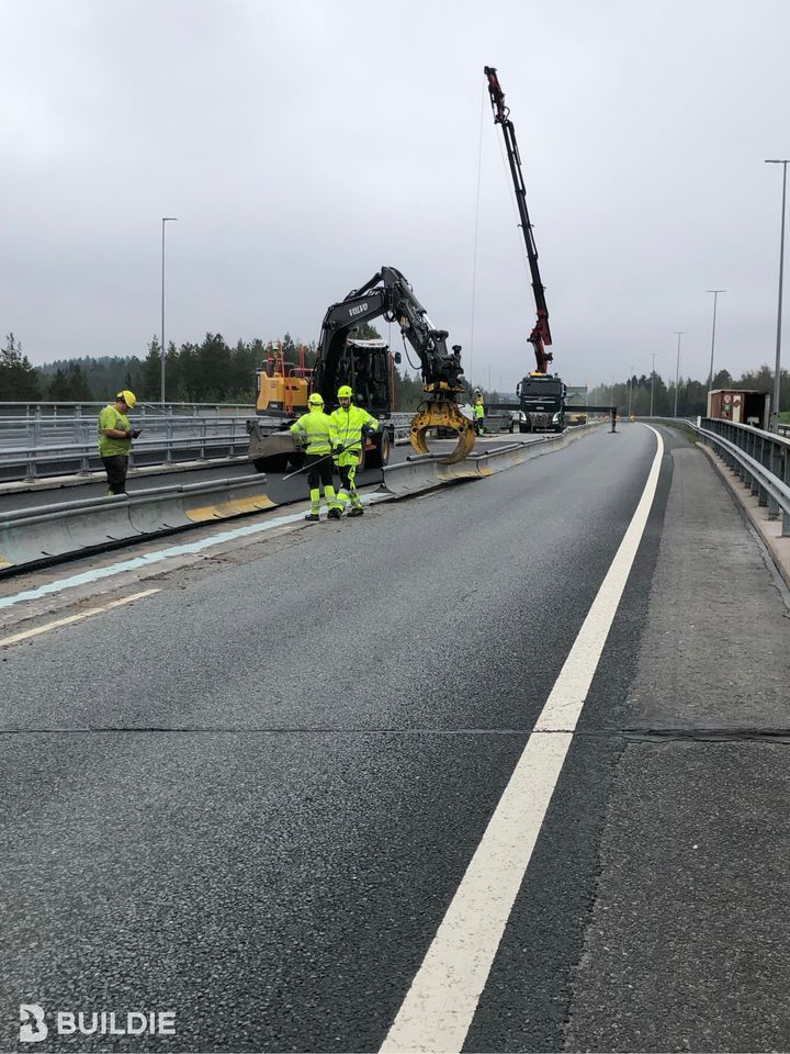 Työskentelijöitä siltatyömaalla.