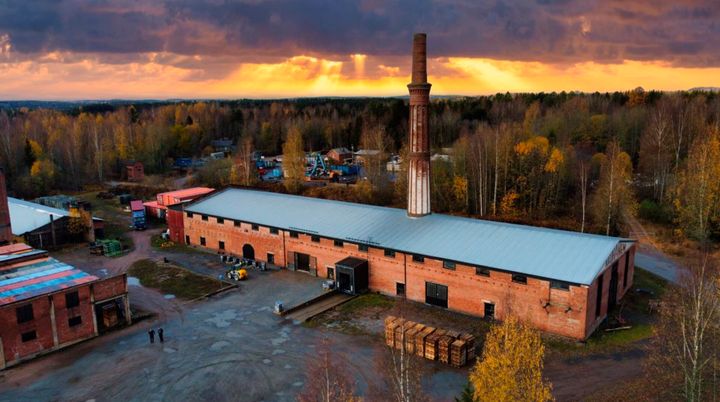 Janakkalan Leppäkosken entinen tiililtehdas piippuineen.