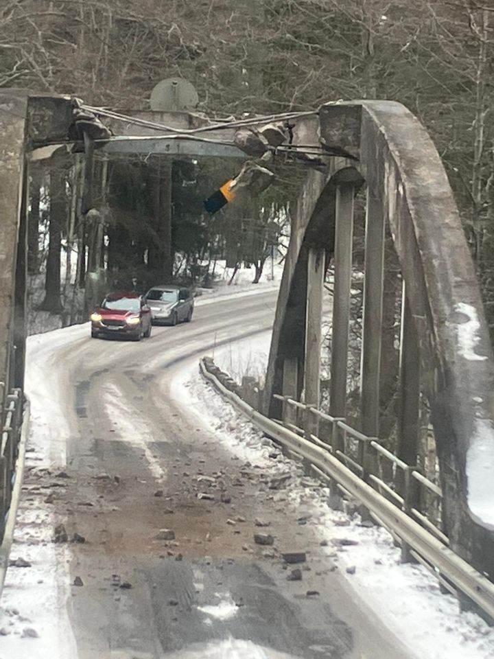 Skada på bron på bilden.