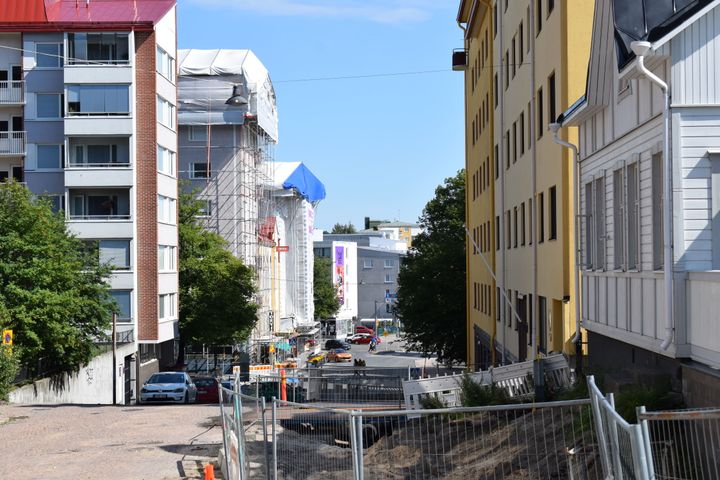 Katu, jonka varrella on työmaa.
