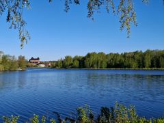 Juhannusviikon sateet tuovat tarpeellista täydennystä järviin ja pohjavesiin. Vaikka sateet viilentävät uimavesiä, juhannuksena kelpaa silti uida, sillä uimavesien lämpötila pysyy tavanomaisen juhannuksen lämpötilalukemissa. Kuvituskuva.