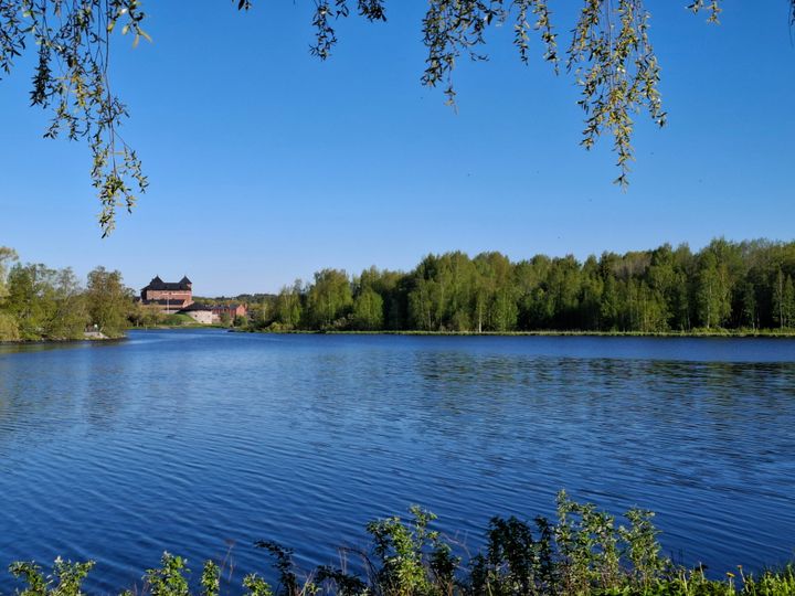 Juhannusviikon sateet tuovat tarpeellista täydennystä järviin ja pohjavesiin. Vaikka sateet viilentävät uimavesiä, juhannuksena kelpaa silti uida, sillä uimavesien lämpötila pysyy tavanomaisen juhannuksen lämpötilalukemissa. Kuvituskuva.