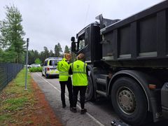 Hämeen ELY-keskus ja Hämeen poliisilaitos järjestivät yhteisratsiat jätekuljetusten valvomiseksi Kanta- ja Päijät-Hämeessä kesäkuussa.