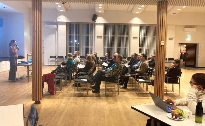 Eteläistenjärven padon tulevaisuuden mietintä veti Hauhotalolle maanomistajia ja muita kiinnostuneita. Päivi Paavilainen Rambollilta kertoi vaihtoehdoista.