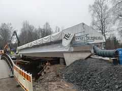 Työmaa Kaloisten sillalla, jossa sillan rakenteita on näkyvissä ja rakennustyöt käynnissä.