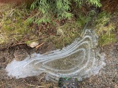 Alt-teksti: Epätasaisesti muodostuneet jääpeitteet luonnon keskellä.