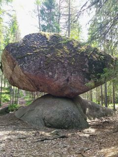 Suuri kivi on pienemmän kiven päällä.