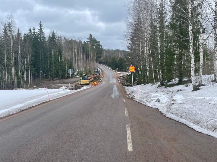 Siltatyötä aloitellaan ja koneet on tuotu paikalle.