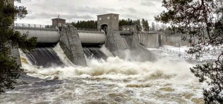 Vettä juoksutetaan voimalaitoksessa.