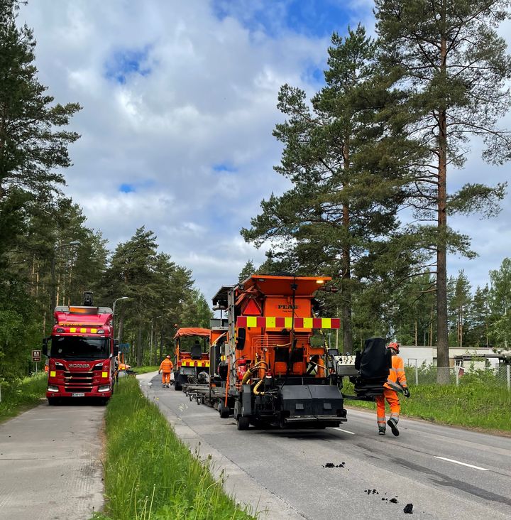 Urapaikkausta maantiellä.