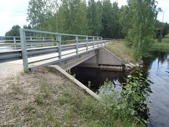 Kuva Tukialansalmen sillasta, jota ympäröivät vihreät puut ja vesistö.