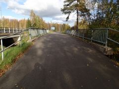 Tavastilanjoen kevyen liikenteen silta, Kotkassa, aurinkoisena päivänä.