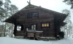 Hirsirakenteinen Kuusankosken Kotiseututalo talvimaisemassa.