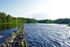 Koski, virtaavaa vettä, jonka keskellä on muun muassa kivistä kasattu kaistale.
