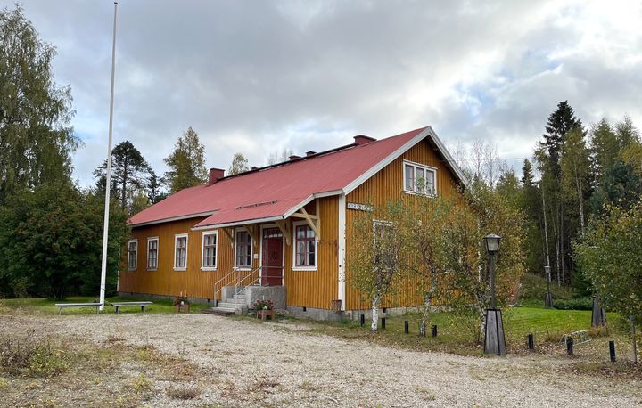 Vanha asemarakennus.