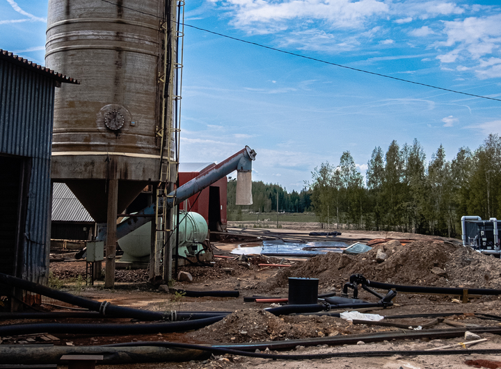 Vanha kaivosalue, jossa ympäristöön on jäänyt kaivostoiminnassa käytettyjä tarvikkeita.