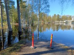 Tulviva Pajakkajoki on katkaissut pyörätien.