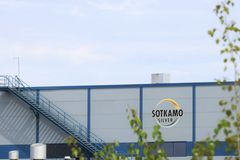 Sotkamo Silver Oy:n tuotantolaitoksen seinässä yhtiön logo.