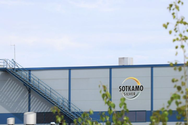 Sotkamo Silver Oy:n tuotantolaitoksen seinässä yhtiön logo.
