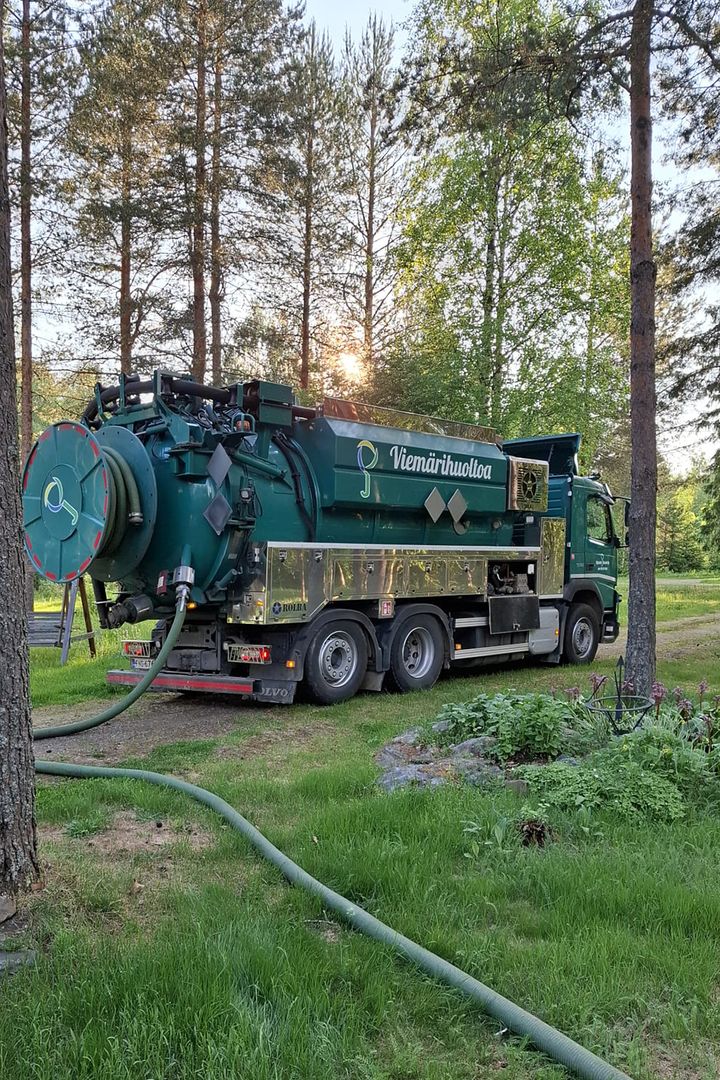 Viemärintyhjennysauto metsäisessä ympäristössä.
