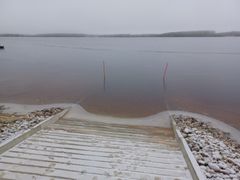 Ristijärven Hietaniemeen valmistunut veneluiska lumisessa maisemassa.
