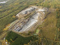 Ilmakuva Uutelan kaivosalueesta Sotkamossa, ympärillä metsää ja teitä.