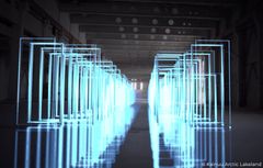 Valojen muodostama futuristinen installaatio pimeässä tilassa.
