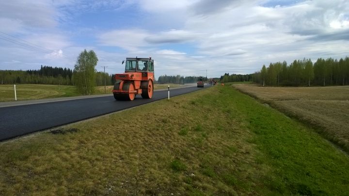 Asvalttityömaa sekä työkone.